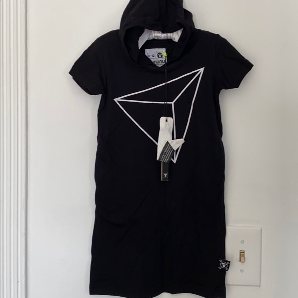 A T-shirt come with the hoodie for6- 12 months